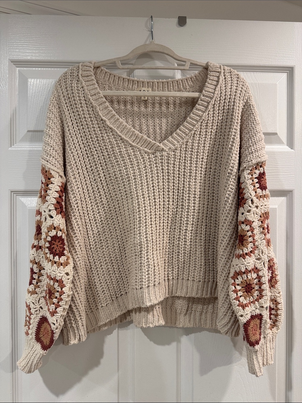 POL Crochet-Appliqué V-Neck Sweater in Cream and Rust